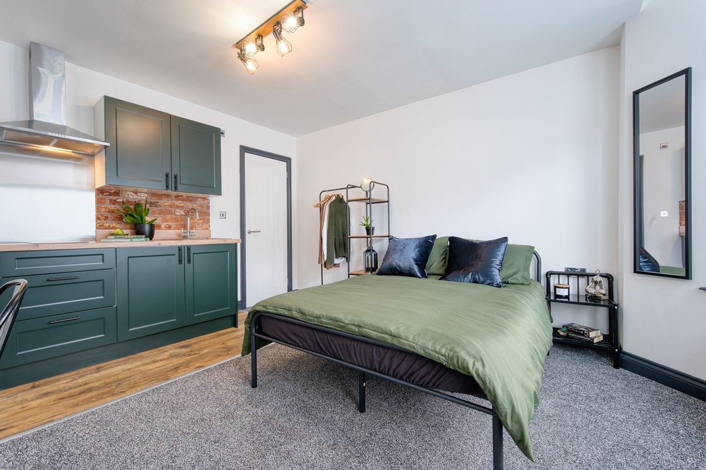 Room Breedon Hill Road in Derby