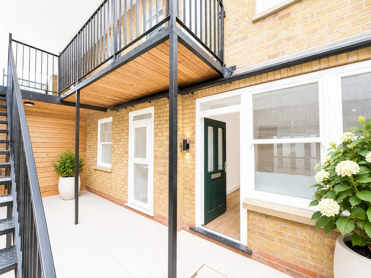 Flat Bushey Grove Road in Hertsmere