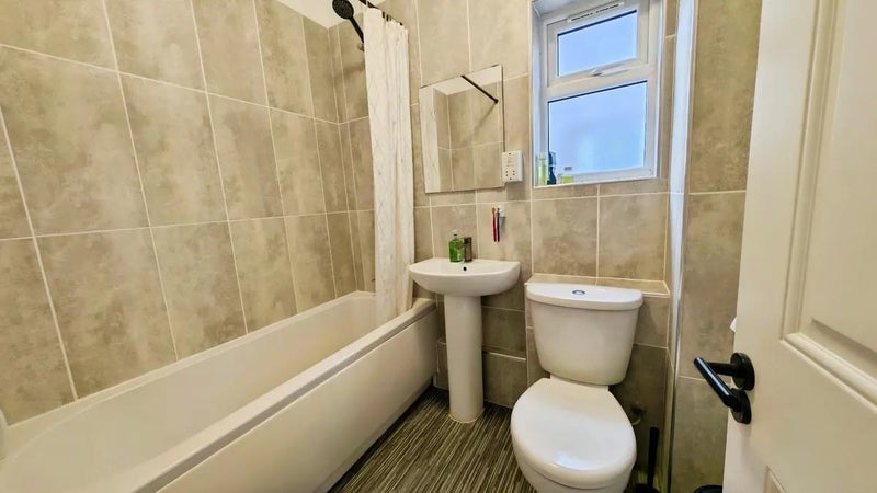 Room Courtfield Grove in Bristol