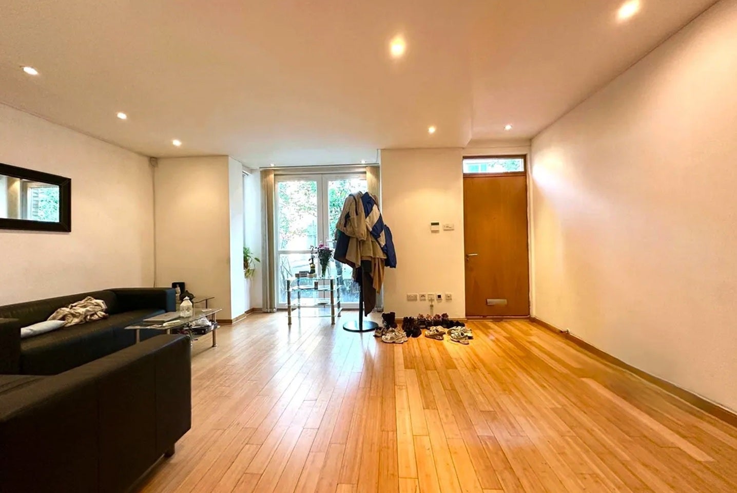 Flat Westferry Road in Greater London