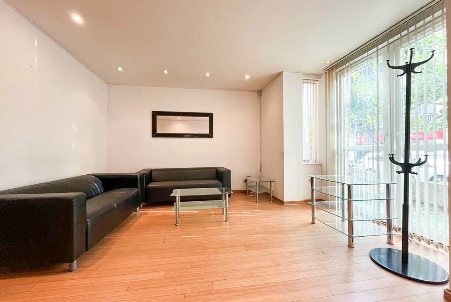 Flat Westferry Road in Greater London