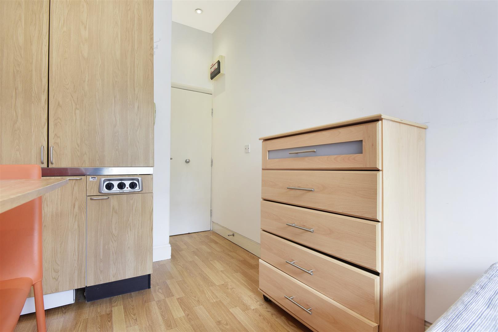 Flat Southwell Gardens in Greater London