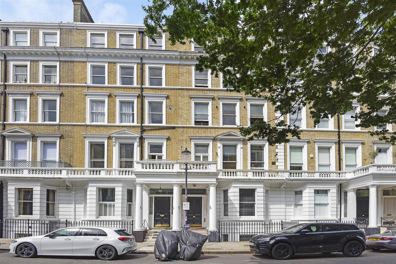 Flat Southwell Gardens in Greater London