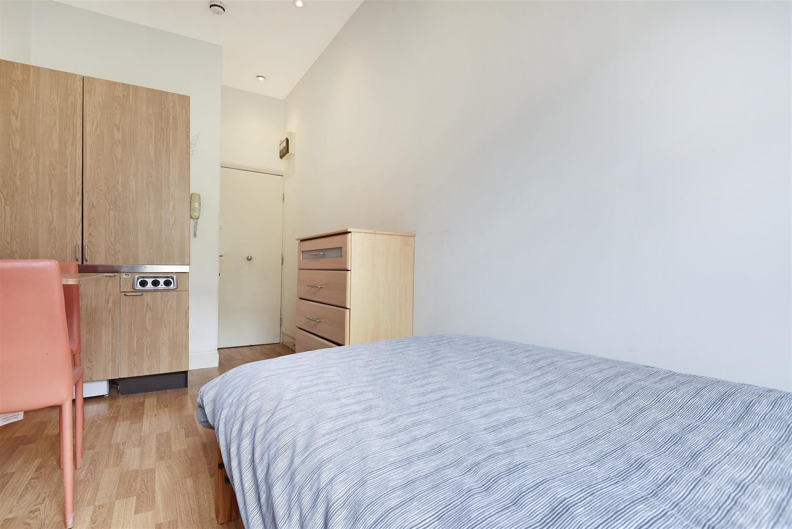 Flat Southwell Gardens in Greater London