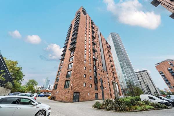 Flat Trinity Way in Salford