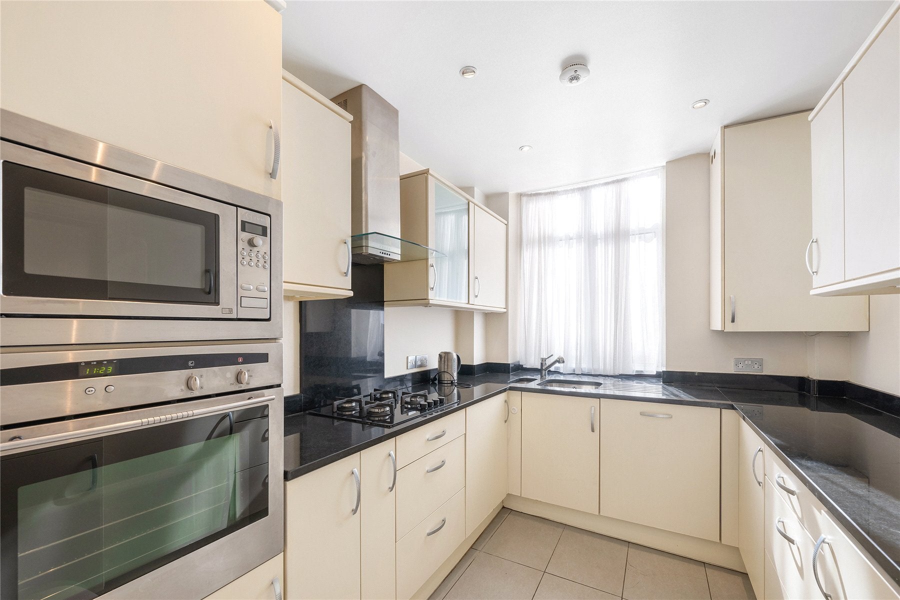 Flat Cornwall Gardens in Greater London