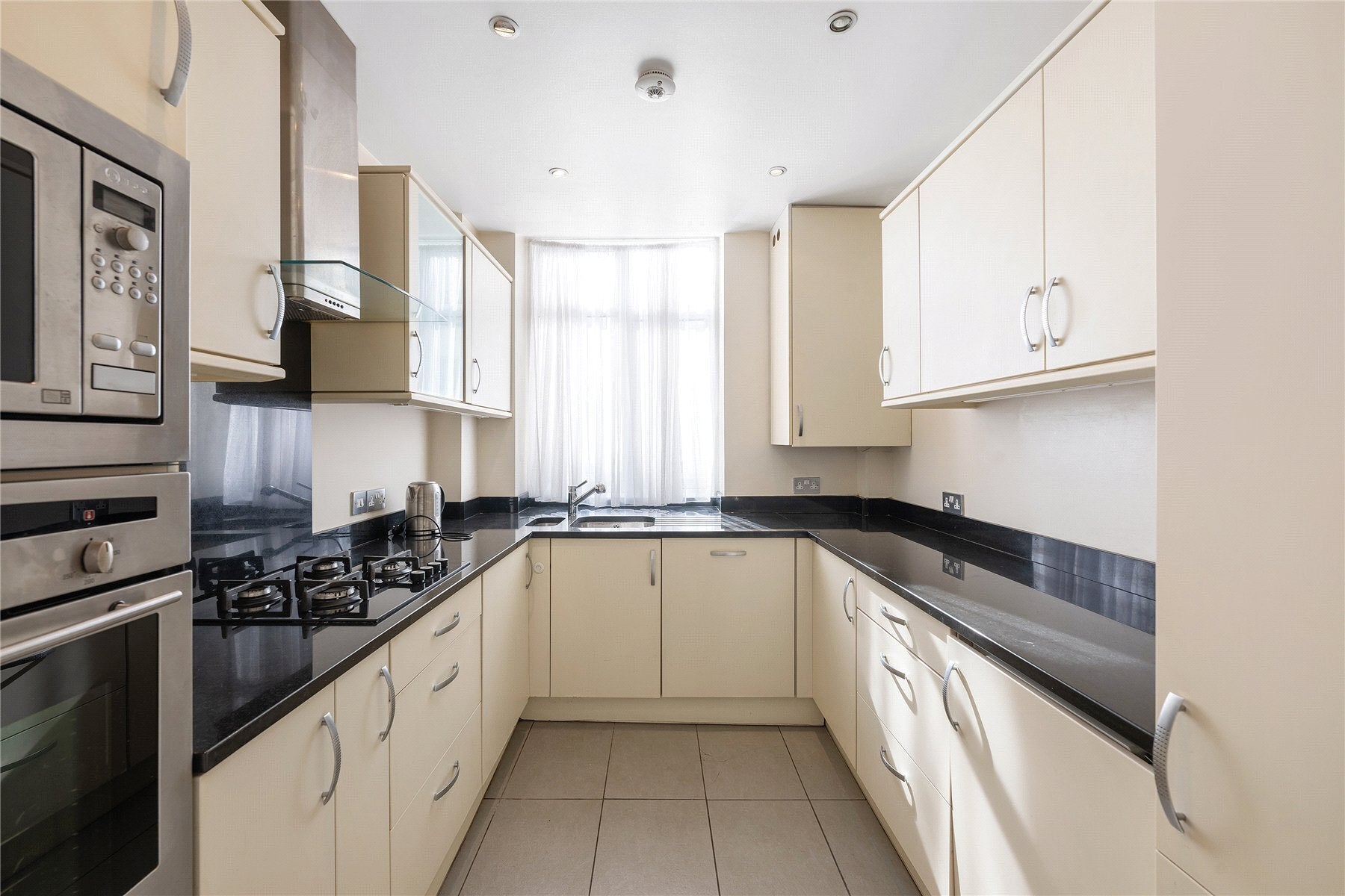 Flat Cornwall Gardens in Greater London