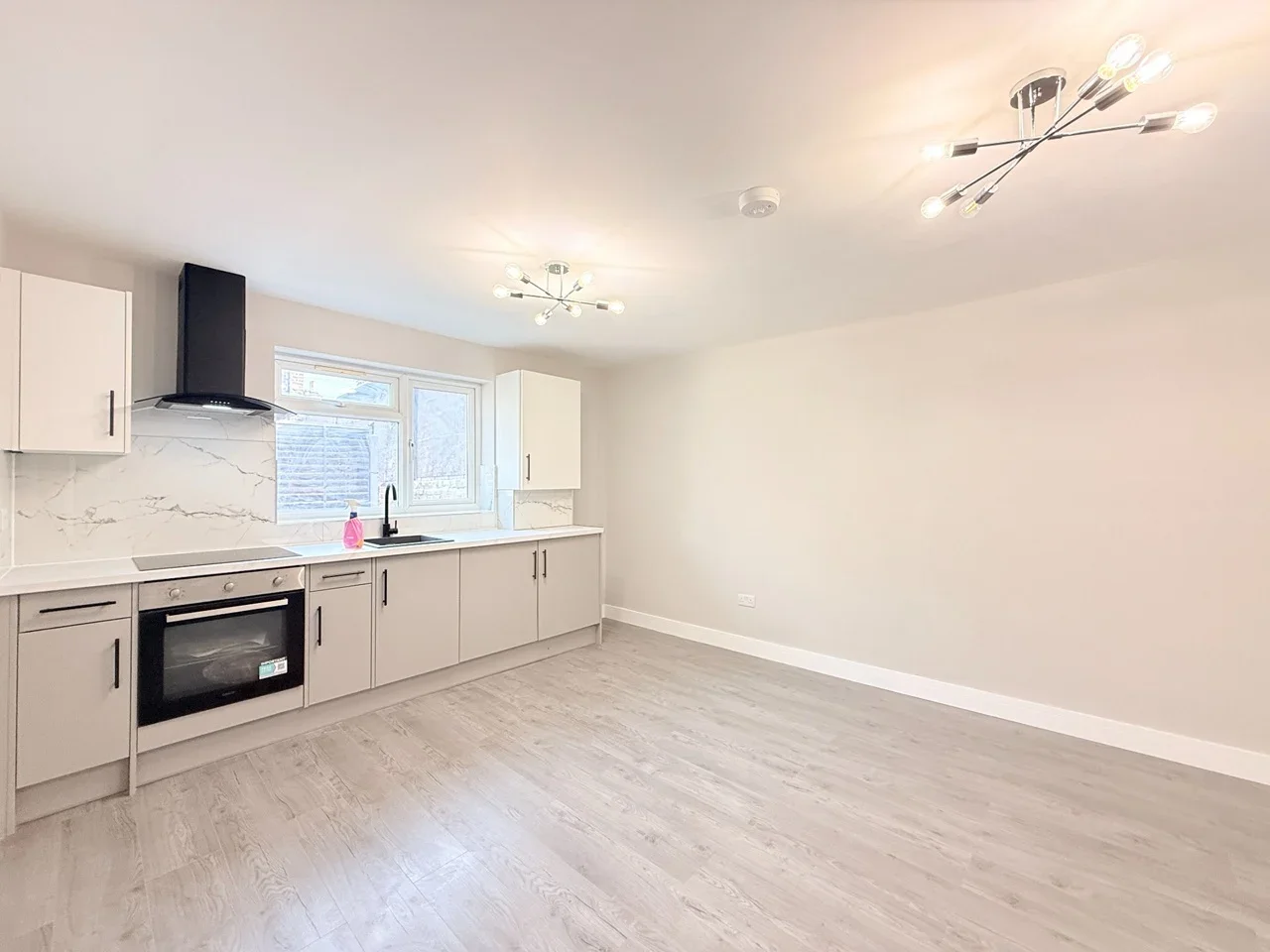 Flat Putney High Street in Greater London