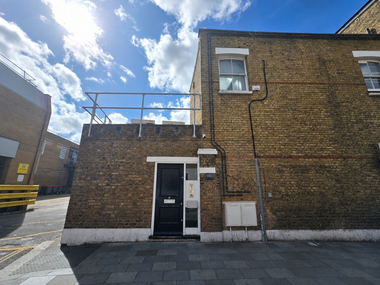 Flat Putney High Street in Greater London