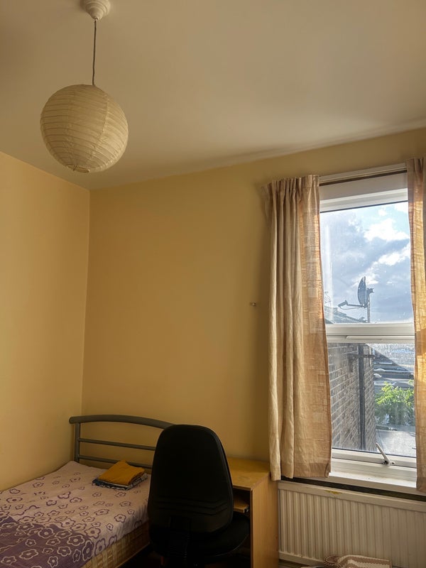 Room Cowper Avenue in Greater London