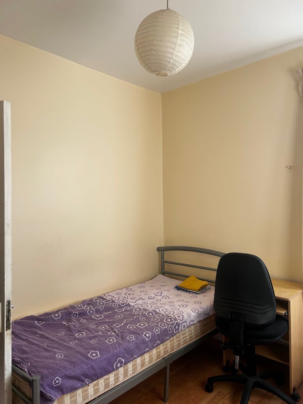 Room Cowper Avenue in Greater London