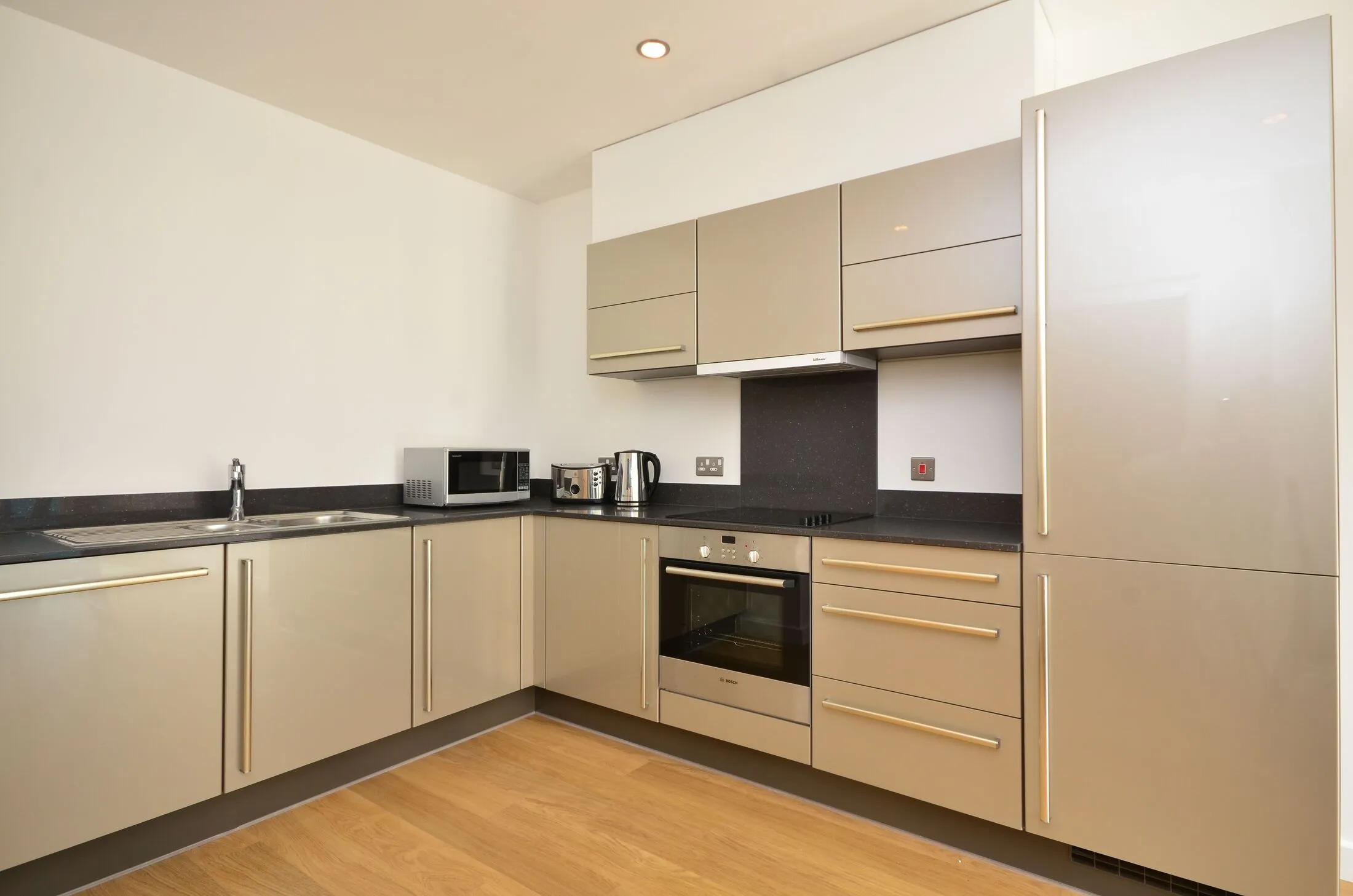 Flat Ross Way in Greater London