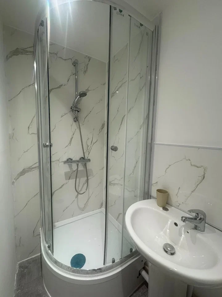 Room Roman Road in Greater London