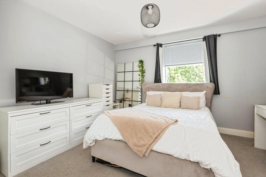 Flat Challenge Court in Mole Valley