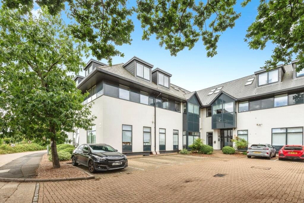 Flat Challenge Court in Mole Valley