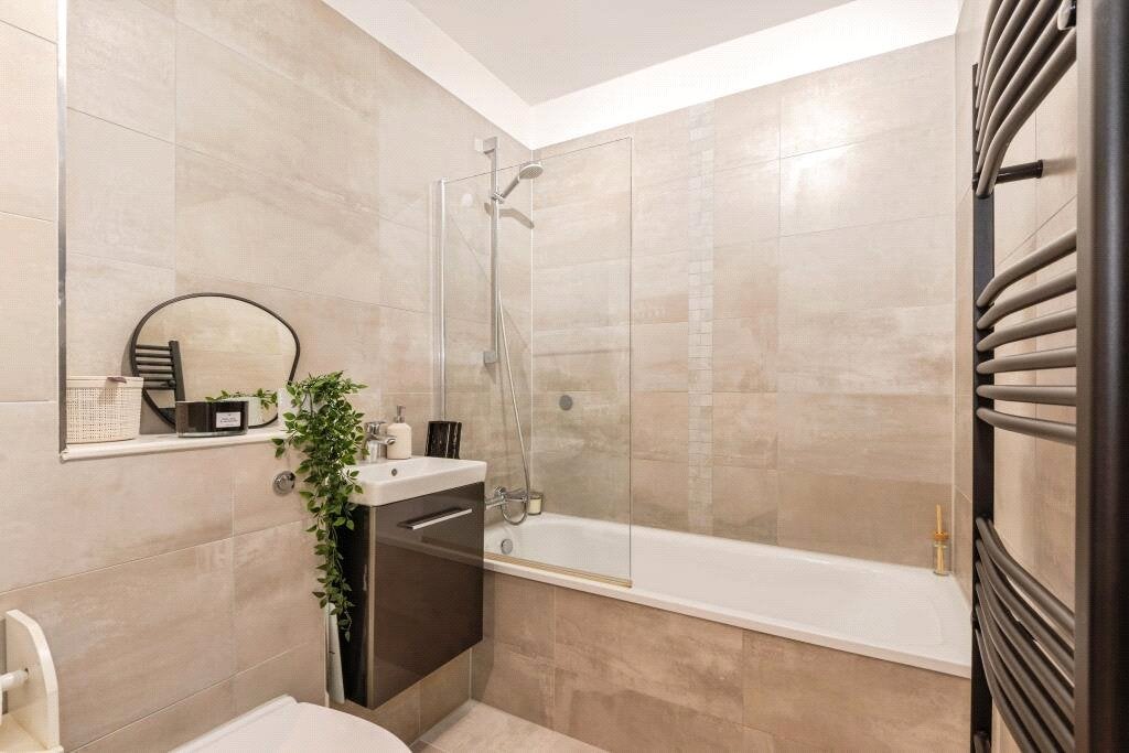 Flat Challenge Court in Mole Valley