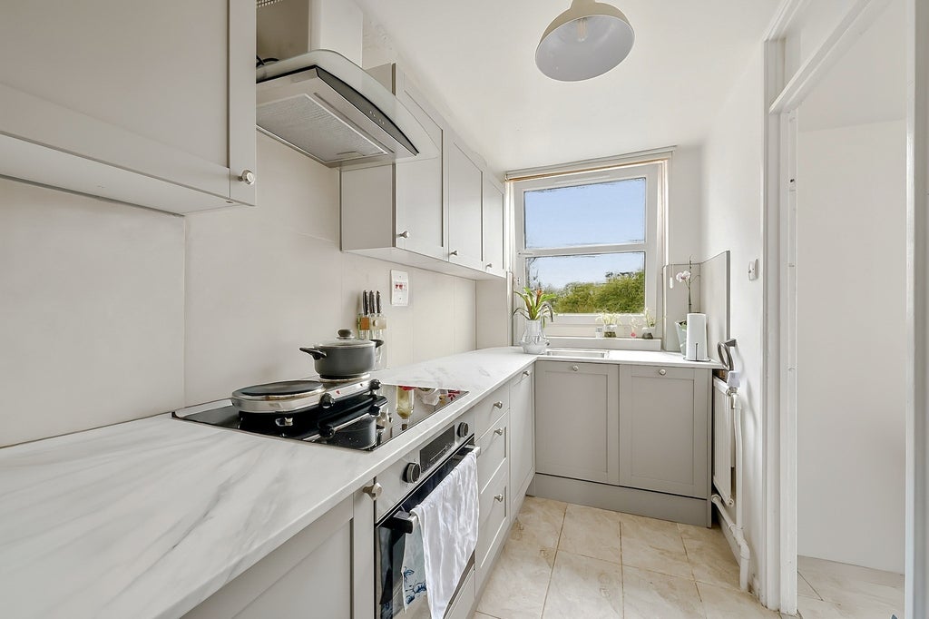 Flat Cumberland House in Greater London