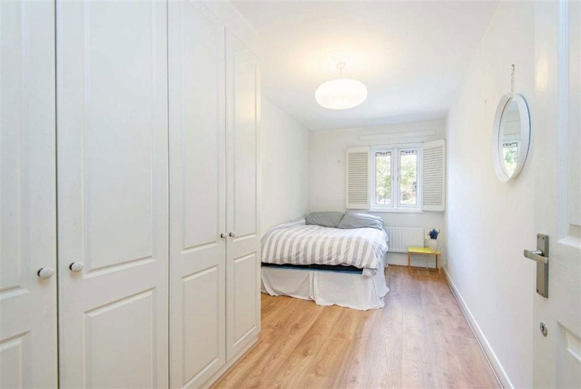 Flat Nursery Lane in Greater London