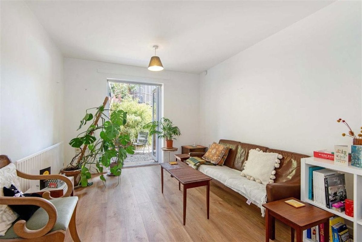 Flat Nursery Lane in Greater London