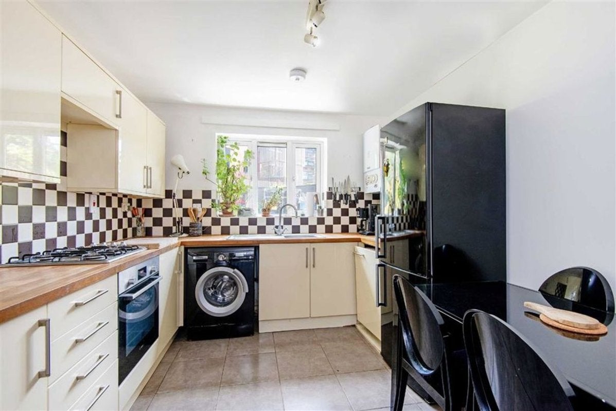 Flat Nursery Lane in Greater London