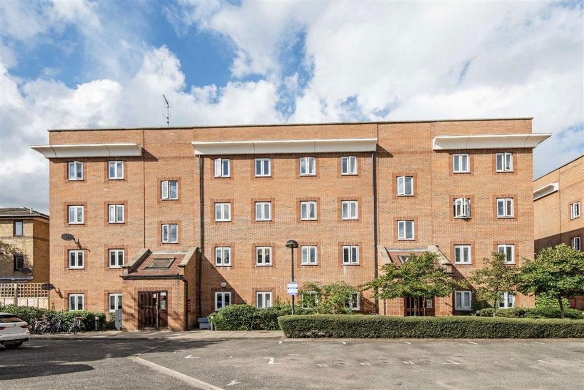 Flat Nursery Lane in Greater London