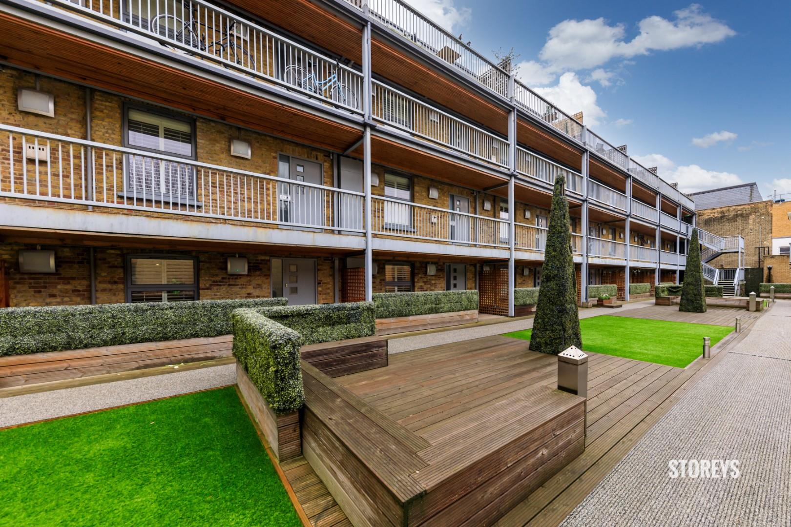 Flat Boleyn Road in Greater London