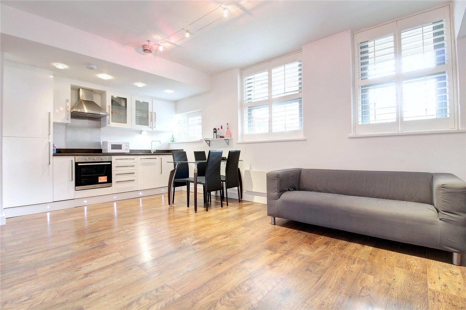 Flat Boleyn Road in Greater London
