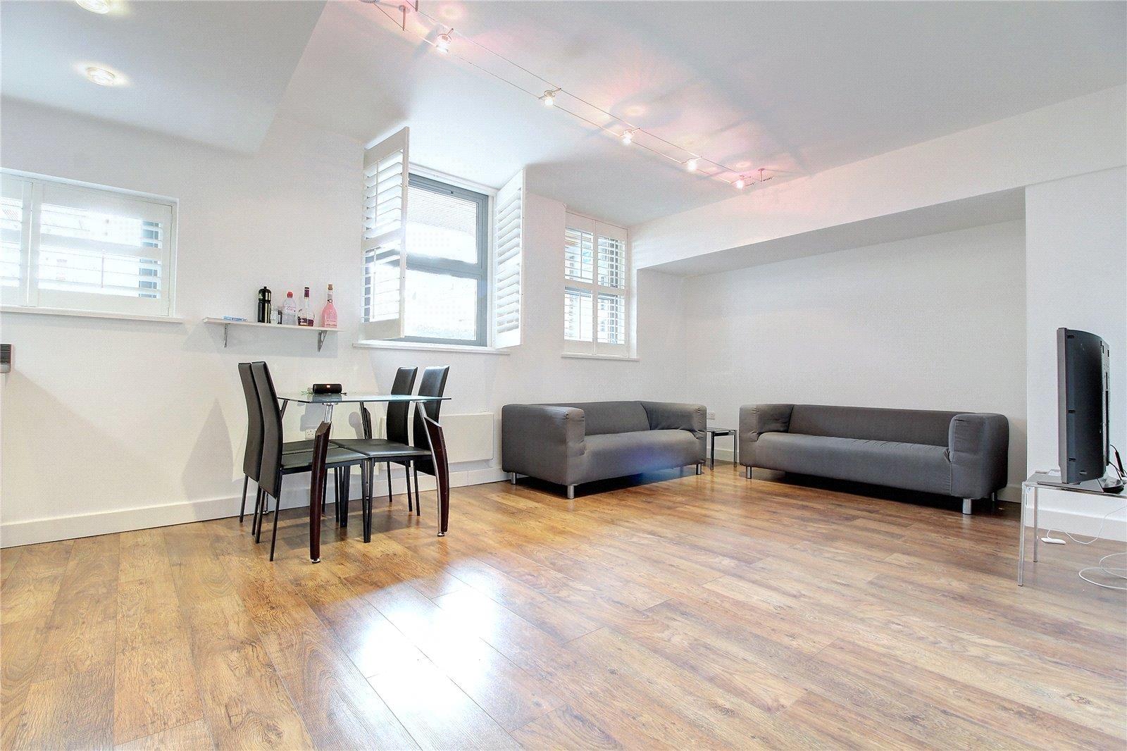 Flat Boleyn Road in Greater London