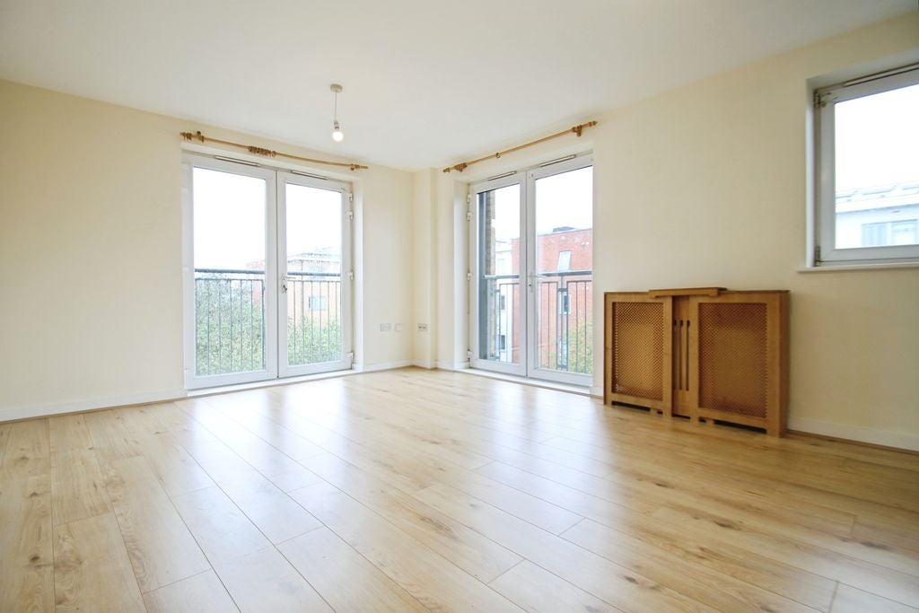 Flat Taywood Road in Greater London