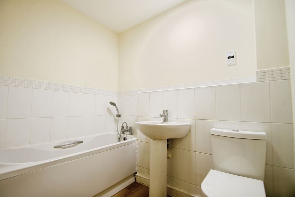Flat Taywood Road in Greater London
