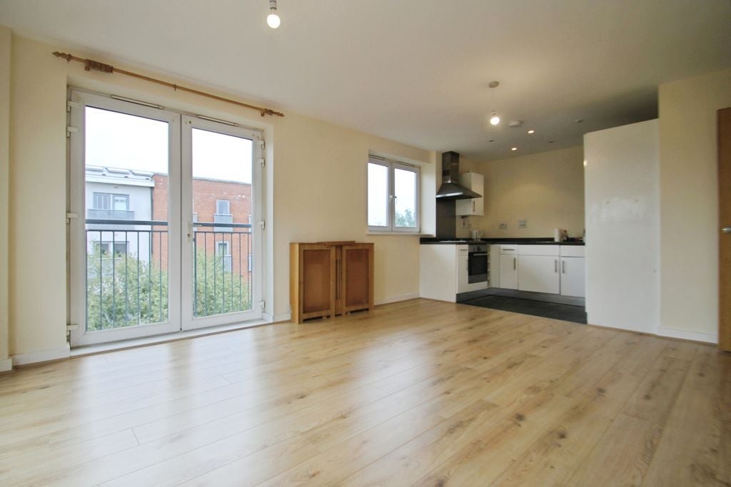Flat Taywood Road in Greater London