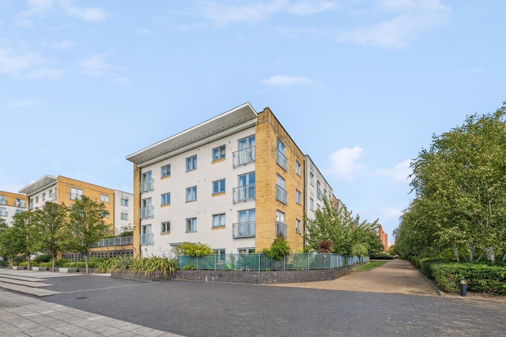 Flat Taywood Road in Greater London