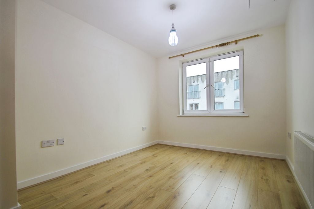 Flat Taywood Road in Greater London