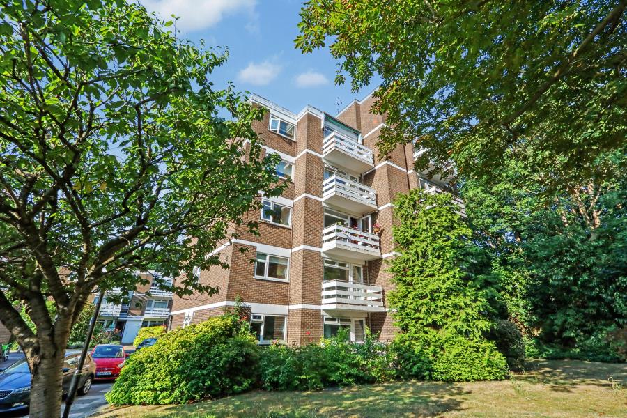 Flat Mountcombe Close in Greater London