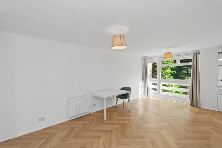 Flat Mountcombe Close in Greater London