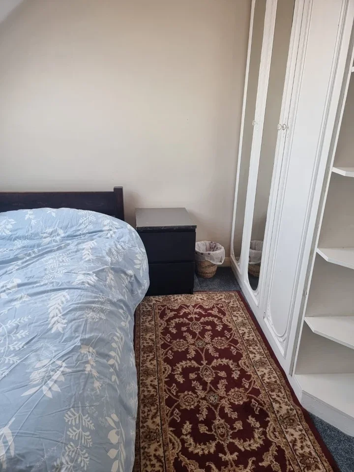 Room Veals Mead in Greater London