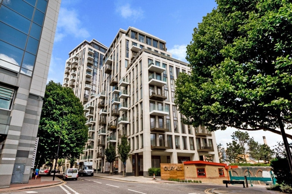 Flat Vaughan Way in Greater London