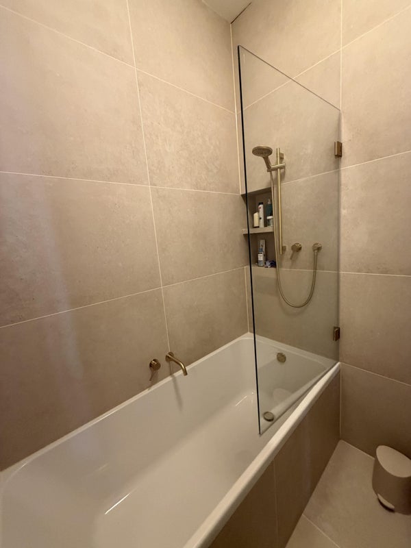 Flat Warwick Road in Greater London