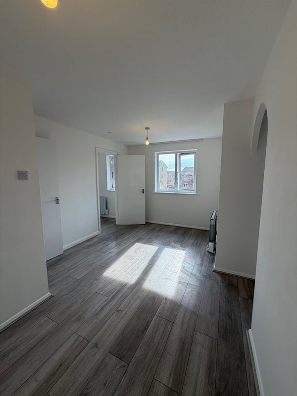 Flat Watermill Lane in Greater London