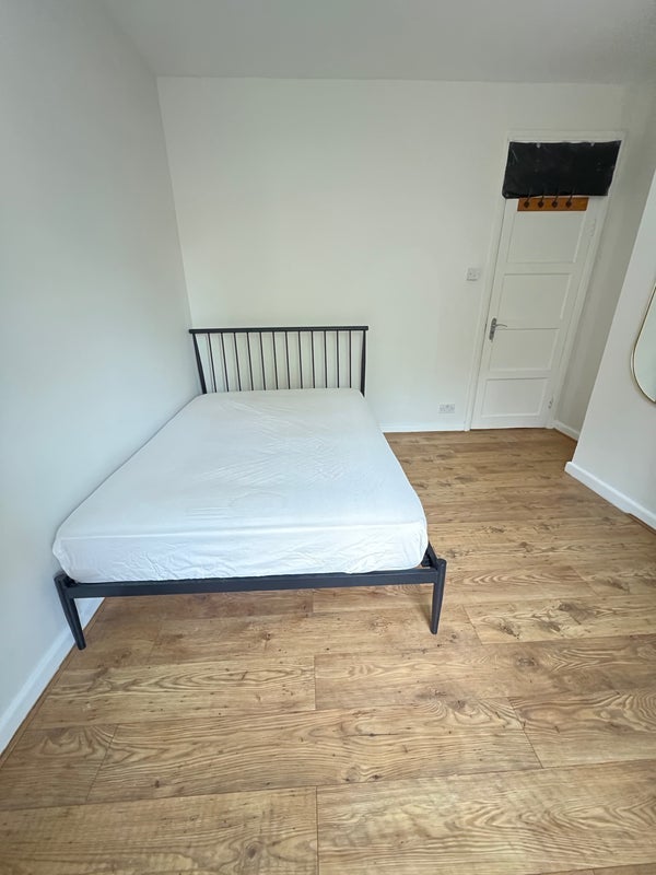 Room Erlanger Road in Greater London