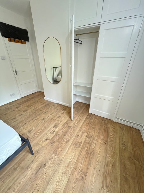 Room Erlanger Road in Greater London