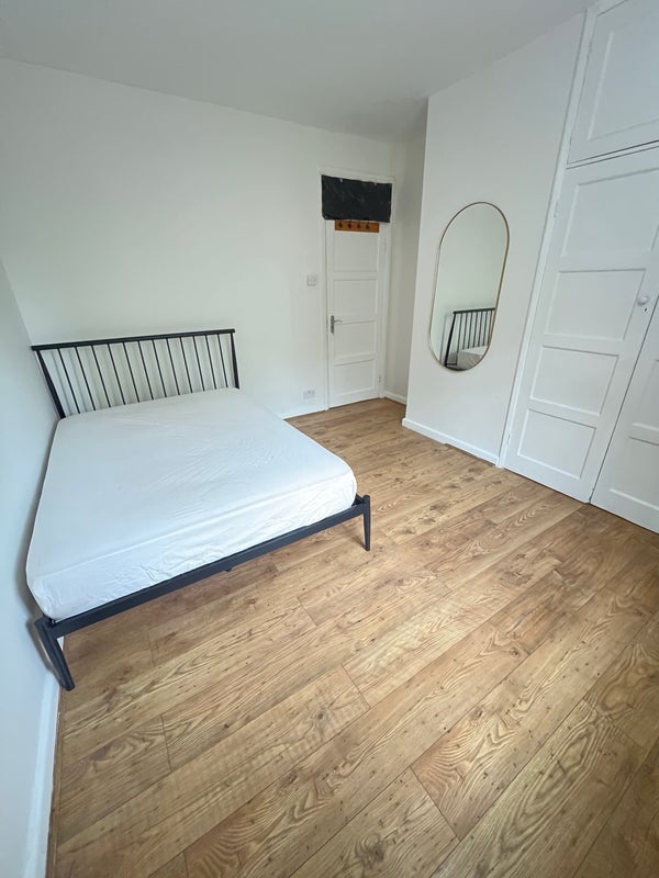 Room Erlanger Road in Greater London