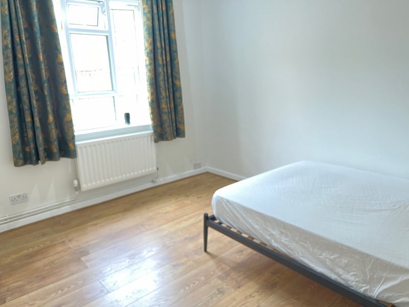 Room Erlanger Road in Greater London
