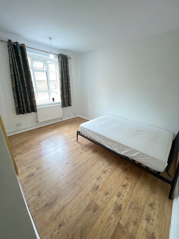Room Erlanger Road in Greater London