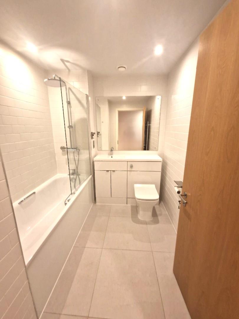 Flat Havannah Street in Greater London