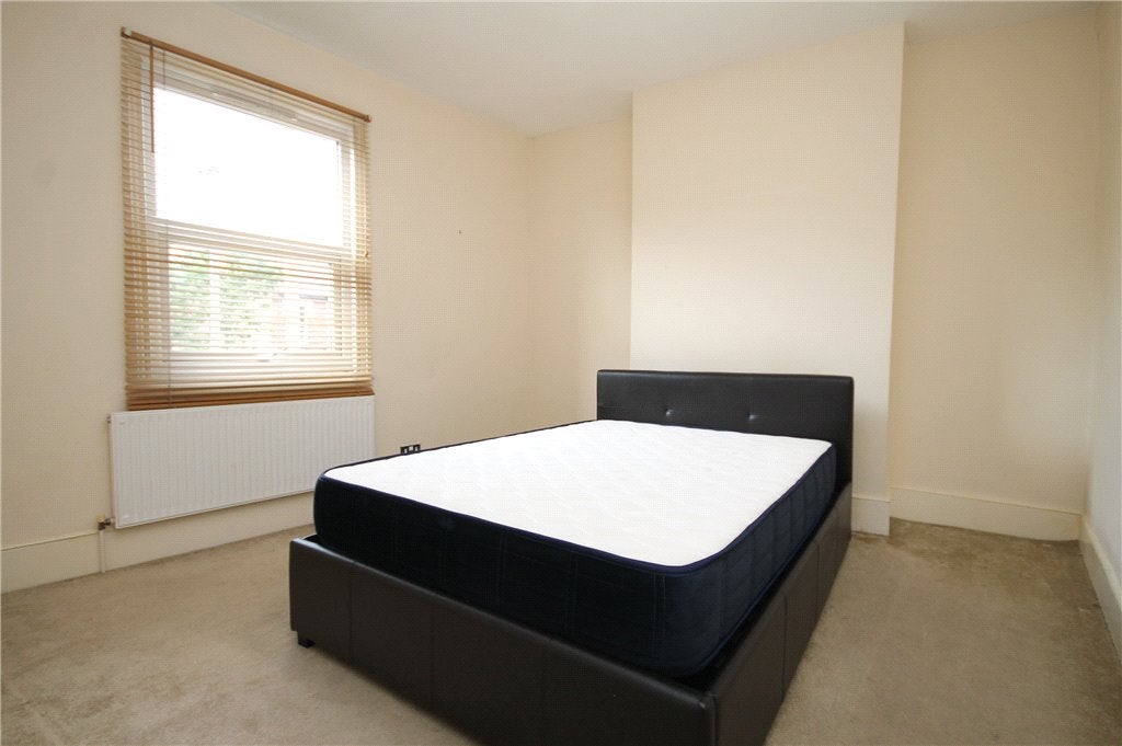 Flat Winfrith Road in Greater London