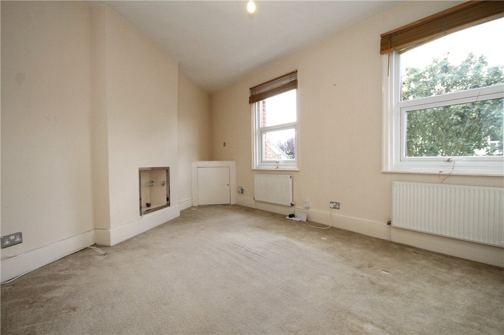 Flat Winfrith Road in Greater London