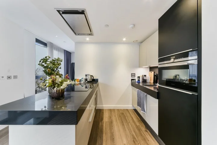 Flat Alie Street in Greater London