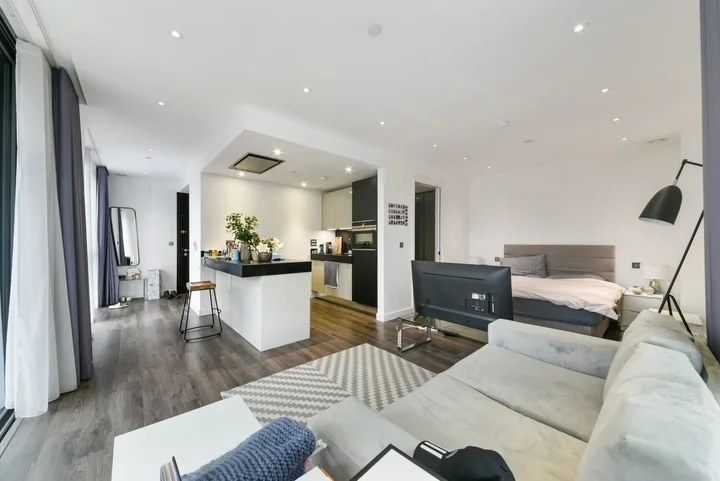 Flat Alie Street in Greater London