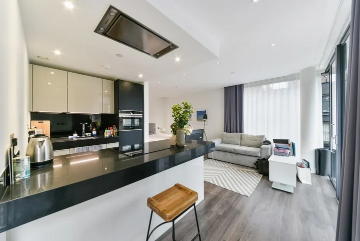 Flat Alie Street in Greater London